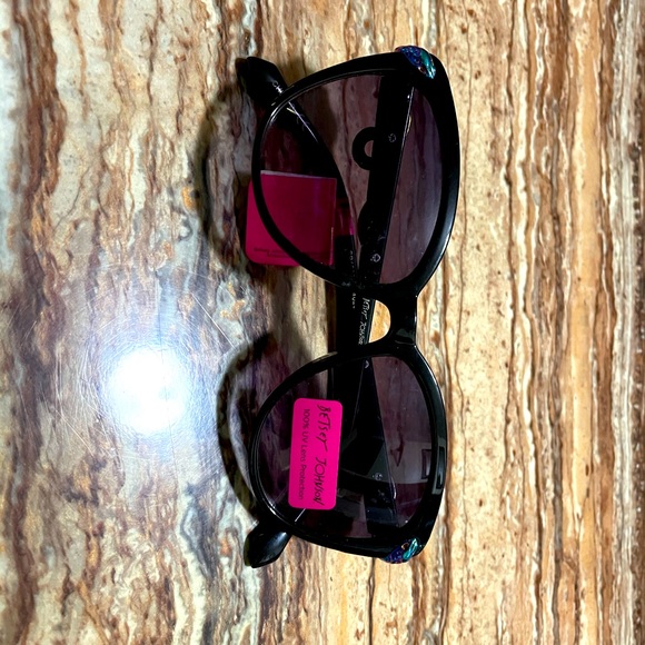 Betsey Johnson UV Protection Sunglasses - Picture 6 of 7